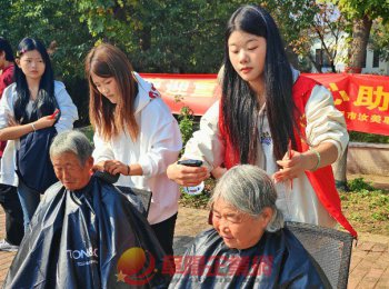 阜陽(yáng)市汝美職校開展“情暖重陽(yáng) 銀齡關(guān)愛(ài)” 愛(ài)心義剪活動(dòng)